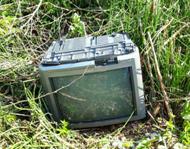 不法投棄されたテレビの写真